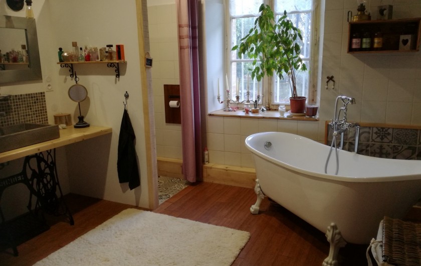 Location de vacances - Mas à Loupia - Salle de bain + WC du bas