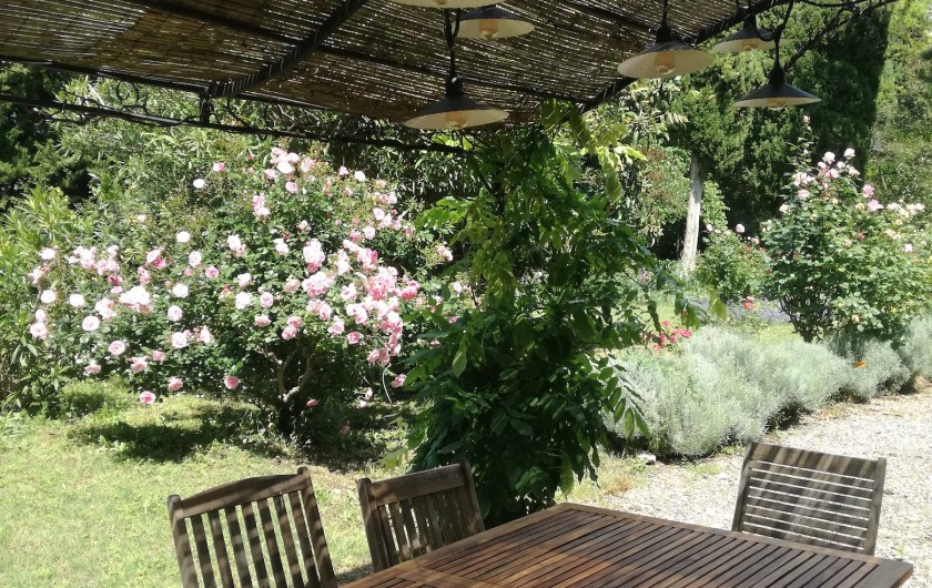 Location de vacances - Mas à Loupia - Repas Côté cuisine sous la tonelle