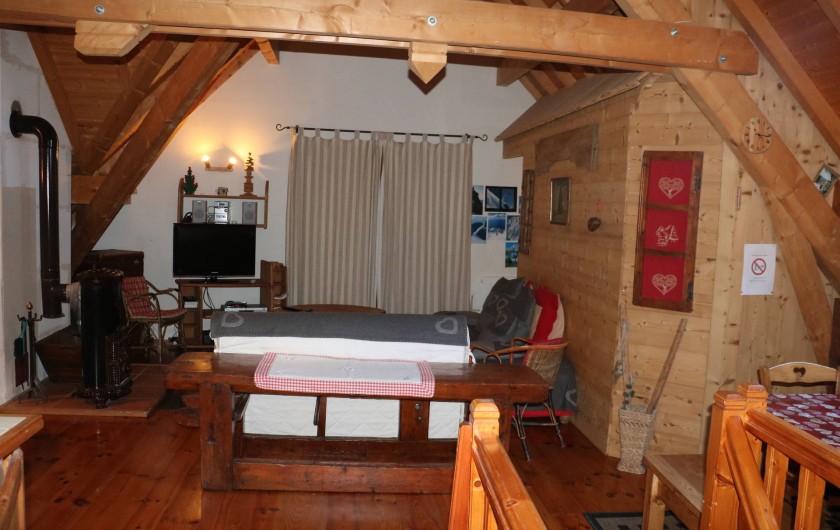 Location de vacances - Chalet à Saint-Jean-d'Arves - 2ème salon coin TV +Poële