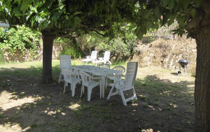 Location de vacances - Maison - Villa à Coti-Chiavari - coin repas à l'ombre des mûriers platane avec barbecue et transat