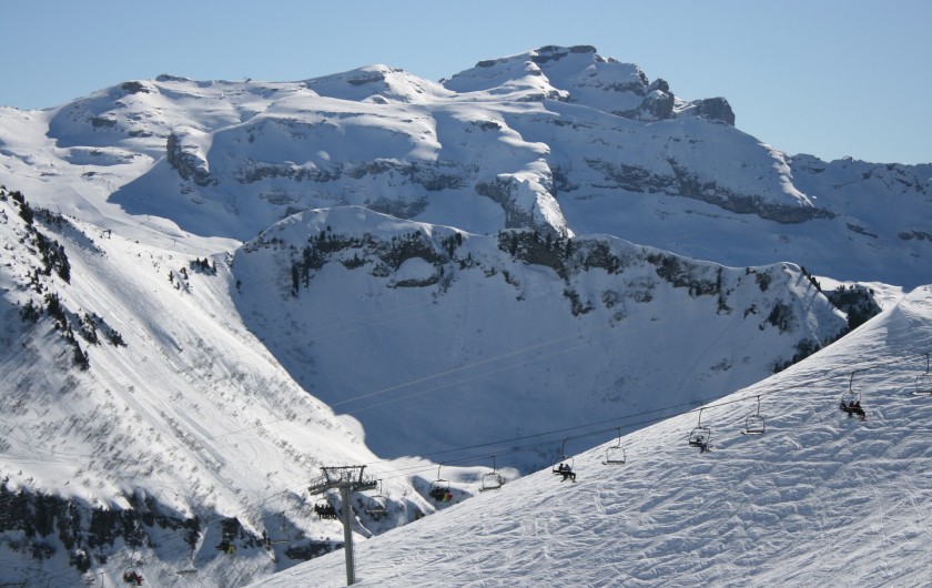 Location de vacances - Appartement à Samoëns - Vue à skis