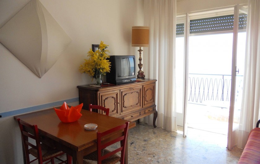 Location de vacances - Appartement à Ospedaletti - salon donnant sur le balcon