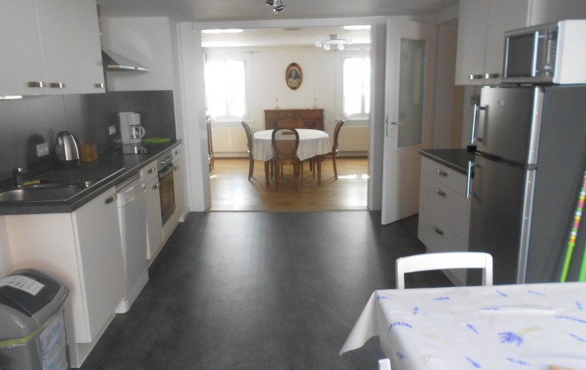 Location de vacances - Chambre d'hôtes à Eguisheim - cuisine ouverte sur la  salle  à manger du Gite de  Tante  Line
