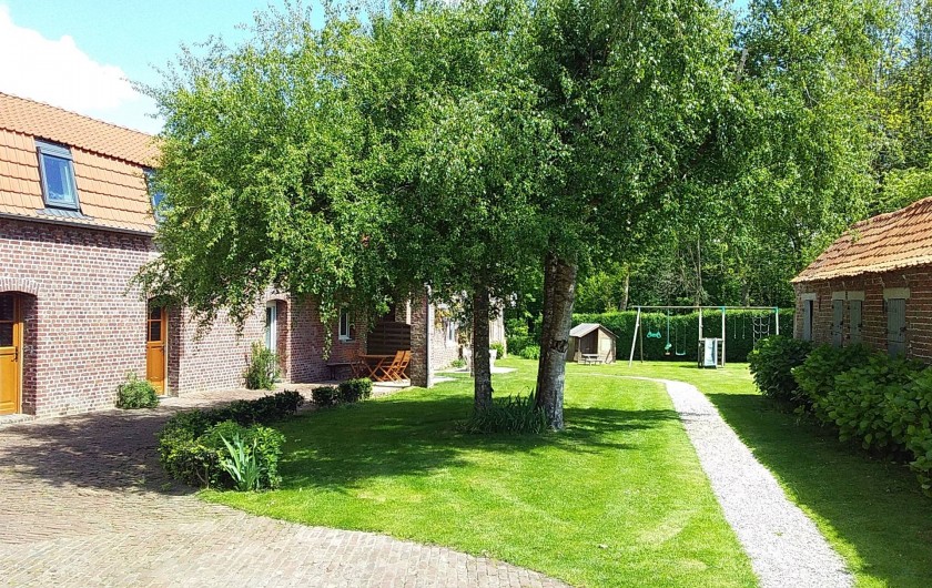 Location de vacances - Gîte à Helfaut - vue extérieure gite" le petit bois" + chemin d'accès au gite " le grand bois"