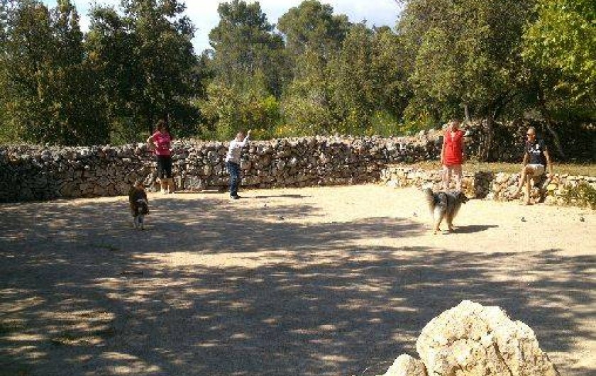 Location de vacances - Gîte à Entrecasteaux - Terrain de pétanque éclairé le soir