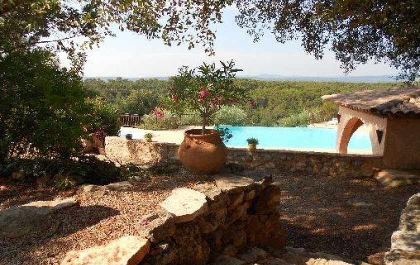 Location de vacances - Gîte à Entrecasteaux - Vue piscine chauffée