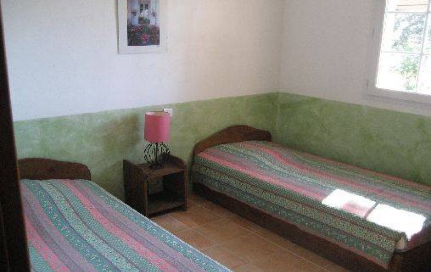 Location de vacances - Gîte à Entrecasteaux - Chambre 2 lits 90 cm