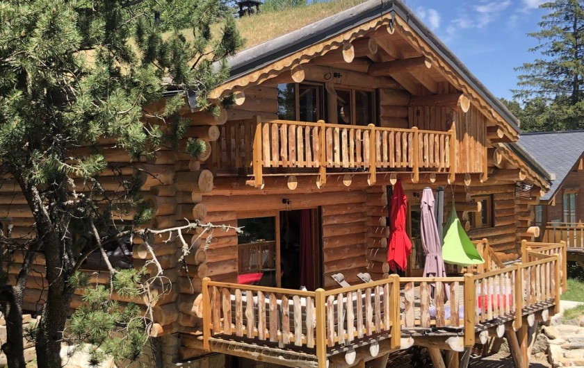 Location de vacances - Chalet à Bolquère - L'été la terrasse vous accueille.