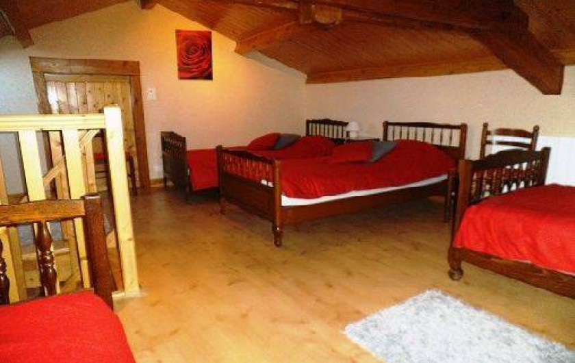 Location de vacances - Gîte à Saint-Privat-du-Dragon - Chambre mansardée avec 4 lits 90 x 190