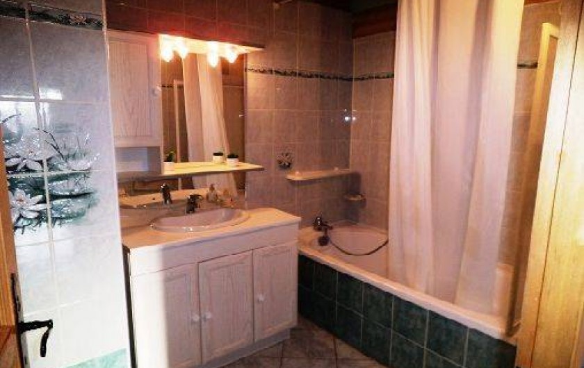 Location de vacances - Gîte à Saint-Privat-du-Dragon - Salle de bain au rez de chaussée