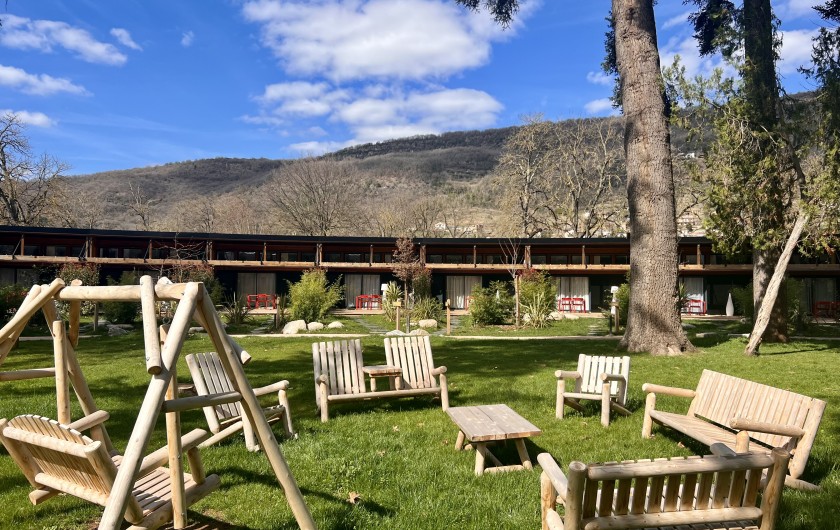 Location de vacances - Gîte à Saint-Affrique - Parc et salon de jardin