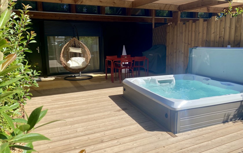 Location de vacances - Gîte à Saint-Affrique - terrasse avec spa privatif