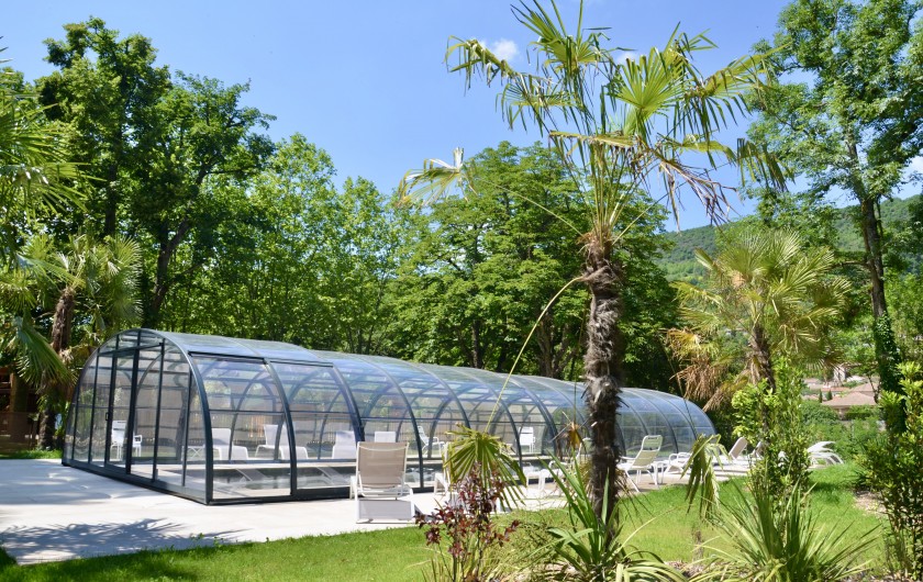 Location de vacances - Gîte à Saint-Affrique - Piscine en pierre naturelle, couverte ou découverte selon la météo