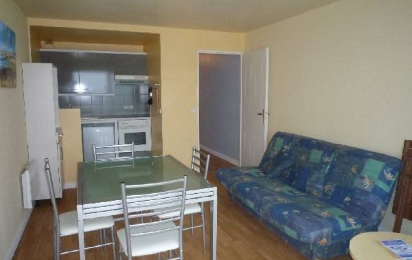 Location de vacances - Appartement à Wimereux - salle a manger vue sur la cuisine