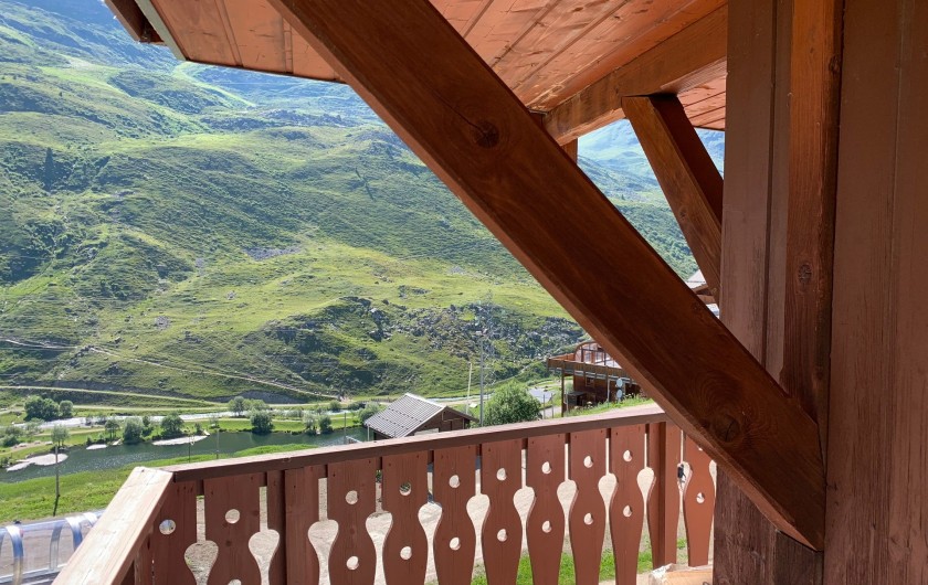 Location de vacances - Appartement à Les Menuires - Vue partielle du balcon de 14 m2