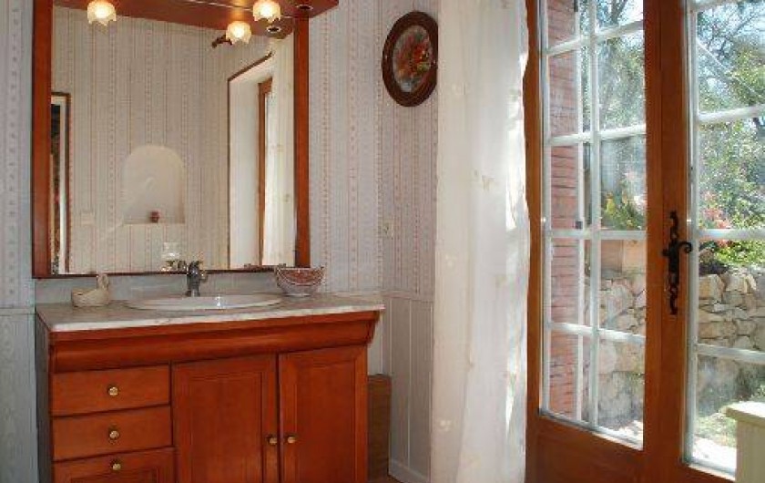 Location de vacances - Chambre d'hôtes à Cuers - salle d'eau de plein pied avec le jardinet privatif