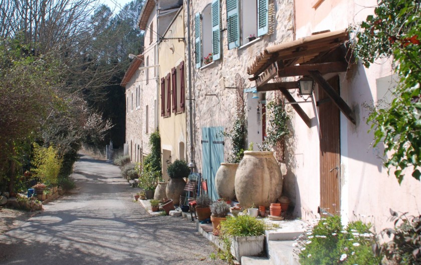 Location de vacances - Chambre d'hôtes à Cuers - la " grand rue " du hameau