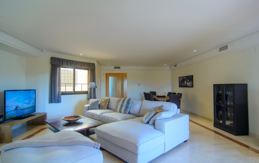 Location de vacances - Appartement à Marbella - Salle de séjour avec coin salon et salle à manger