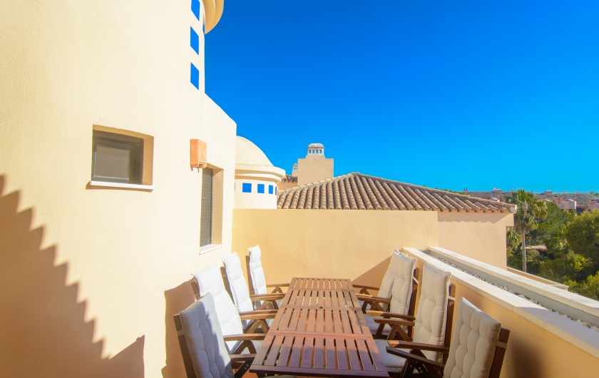 Location de vacances - Appartement à Marbella - Coin salon et coin barbecue avec vue sur les montagnes