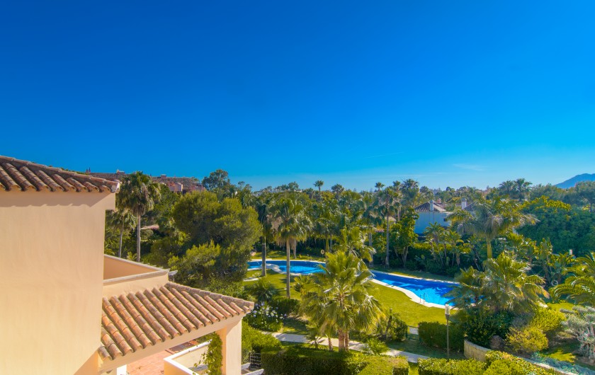Location de vacances - Appartement à Marbella - Belle vue sur les montagnes et sur la piscine de l'urbanisation en forme libre.