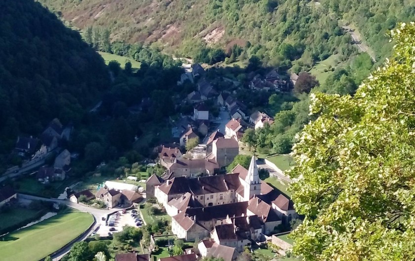 Location de vacances - Gîte à Baume-les-Messieurs - L'Abbaye au fond de la vallée. Vue depuis un des belvédères.