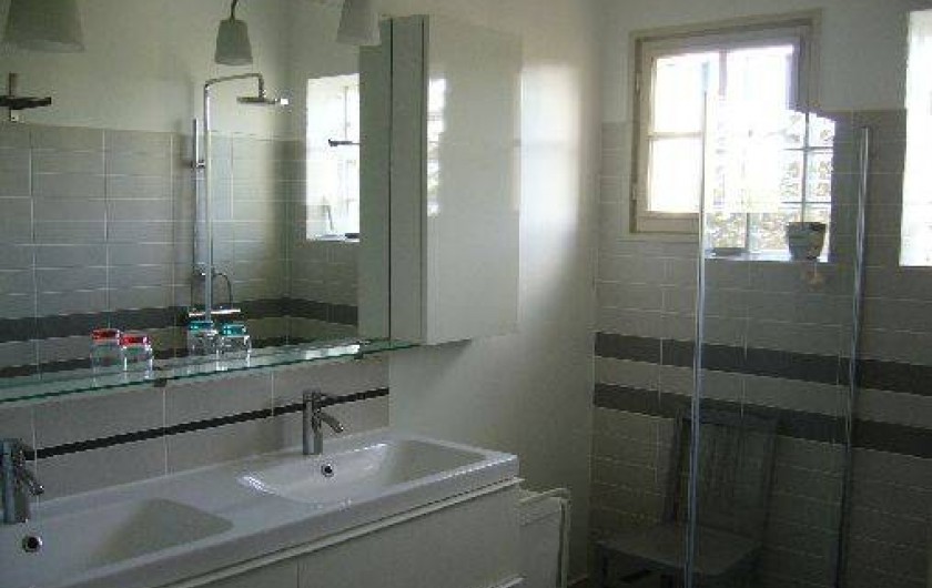 Location de vacances - Gîte à Le Beausset - La salle de bain avec double lavabo et douche à l'italienne