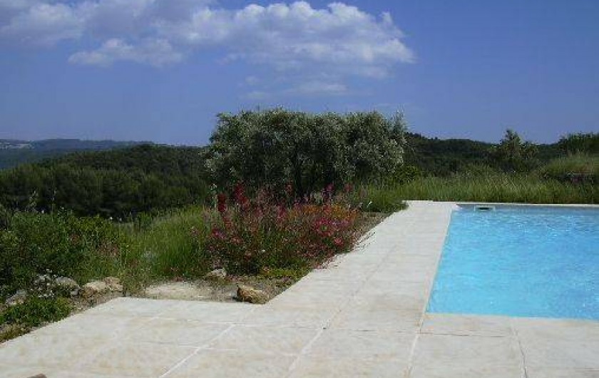 Location de vacances - Gîte à Le Beausset - grande terrasse de la piscine