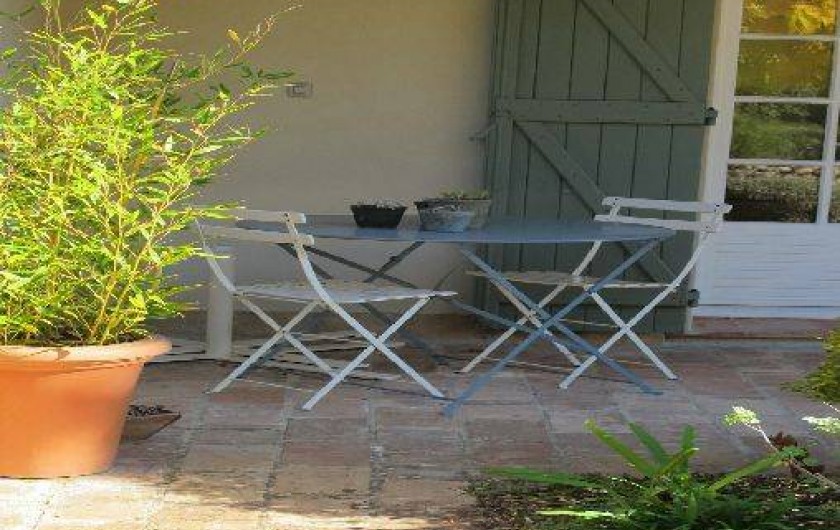 Location de vacances - Gîte à Le Beausset - le coin repas de la terrasse abritée