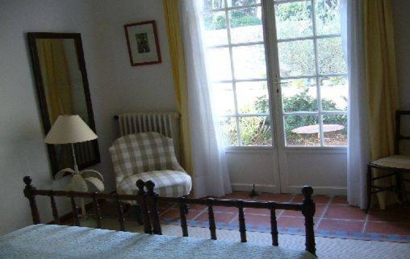 Location de vacances - Gîte à Le Beausset - Chambre donnant sur une deuxième petite terrasse