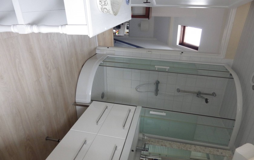 Location de vacances - Villa à Le Crotoy - Salle de bain, mais la photo est en biais...