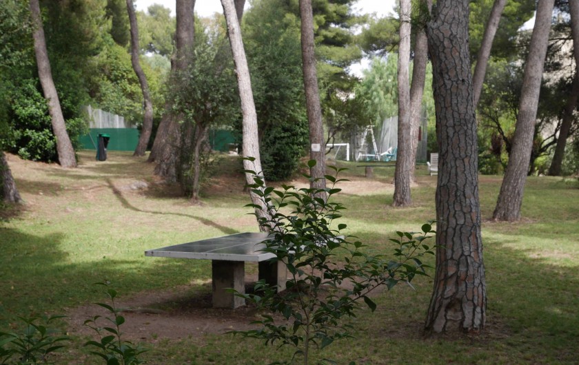 Location de vacances - Studio à Bandol - la pinède et le ping pong de la Résidence