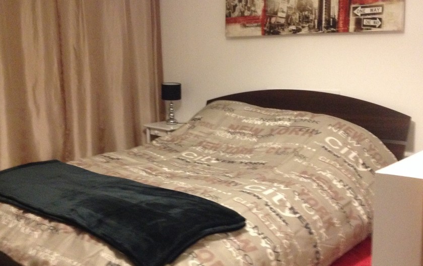 Location de vacances - Gîte à Manosque - Lit 140/190  avec un dressing derrière le  rideau