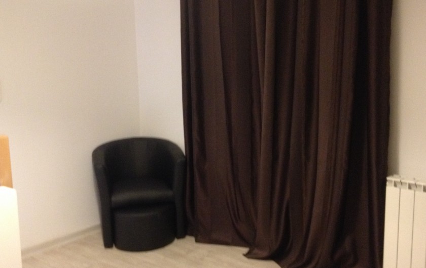 Location de vacances - Gîte à Manosque - coin lecture et détente dans la chambre  et quand on ouvre les rideau......