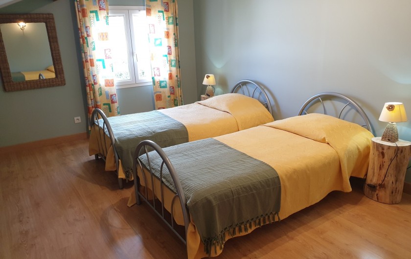 Location de vacances - Gîte à Lafrançaise - Chambre 2, 3 lits 90/190. Grande fenêtre avec volet, rideaux, moustiquaire.