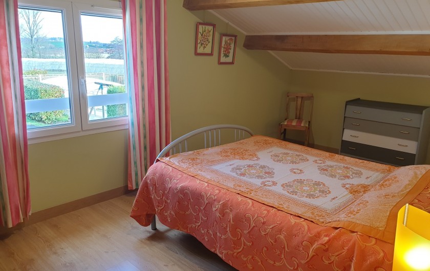 Location de vacances - Gîte à Lafrançaise - Chambre 1, fenêtre avec rideaux, volet, moustiquaire. Vue sur la campagne.