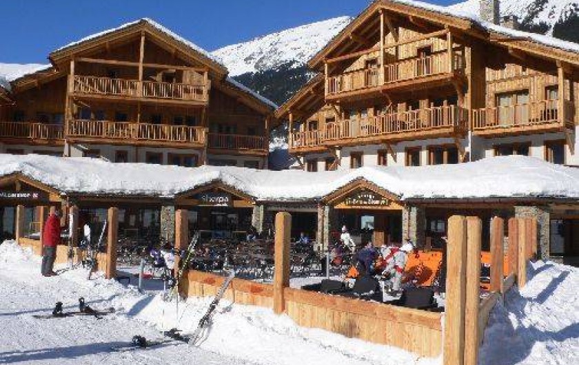 Location de vacances - Appartement à Lanslebourg-Mont-Cenis - Commerces et restaurant en rez-de chaussée