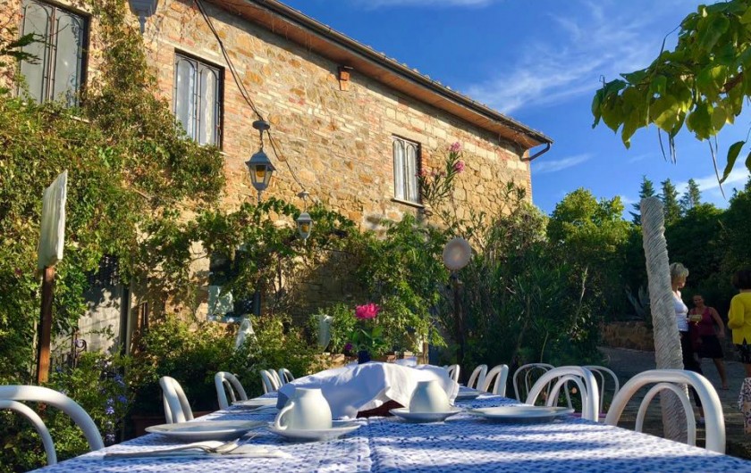 Location de vacances - Appartement à Castel Rigone - Terrasse devant la maison La Rogaia
