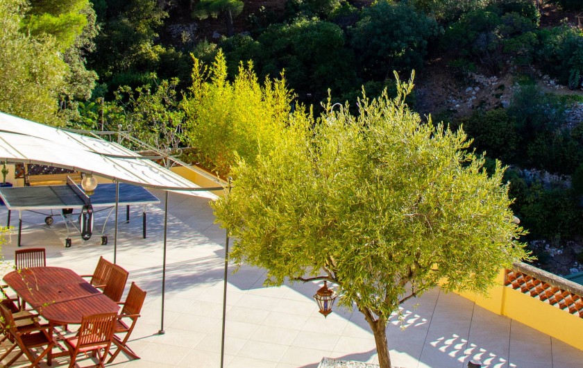 Location de vacances - Villa à Marseille - La grande table sous l’auvent de la terrasse
