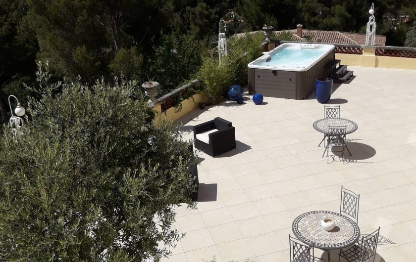 Location de vacances - Villa à Marseille - La terrasse avec le spa/jacuzzi