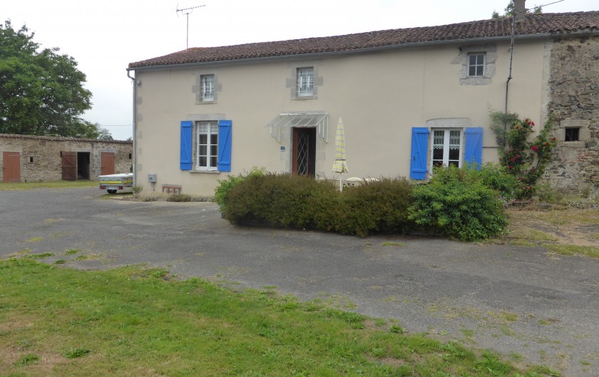 Location de vacances - Maison - Villa à Moncoutant-sur-Sèvre - Terrasse Fleurie devant le gîte