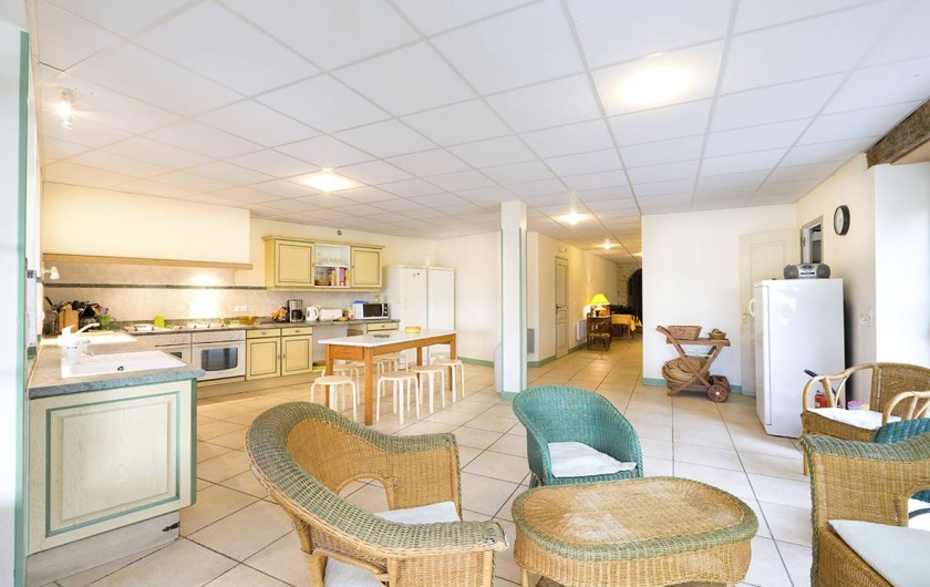 Location de vacances - Gîte à Loubressac - Cuisine :  2 frigos, 2 fours, 2 éviers, 1 congélateur.