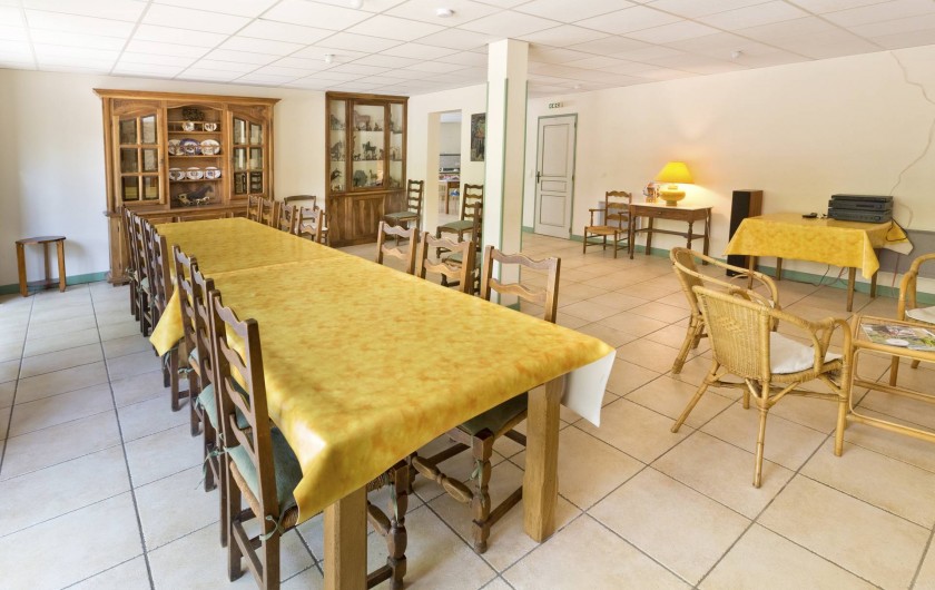 Location de vacances - Gîte à Loubressac - Salle à manger  Vaisselle complète pour 20 personnes