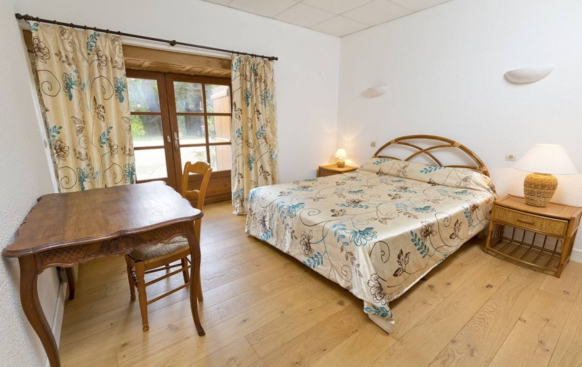 Location de vacances - Gîte à Loubressac - Chambre au rdc. Salle d'eau adaptée pour personne à mobilité réduite.