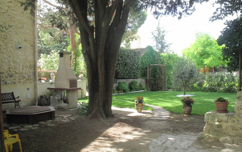 Location de vacances - Gîte à Lapalud - arrière du petit jardin donnant sur le parking privatif