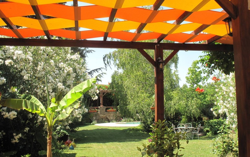 Location de vacances - Gîte à Lapalud - vue du grand jardin, au fond la piscine