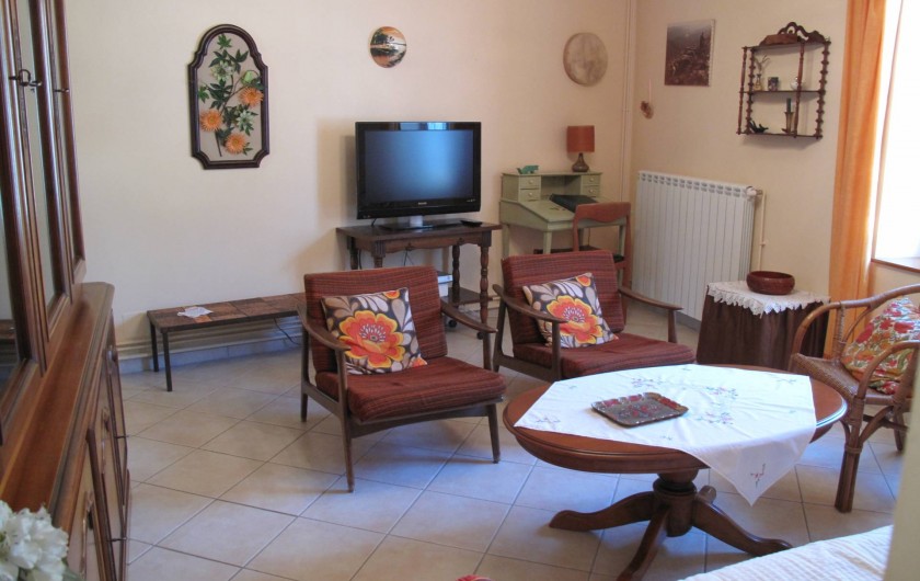 Location de vacances - Gîte à Lapalud - salon avec TV écran plat
