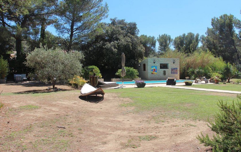 Location de vacances - Studio à Velaux - JArdin et piscine