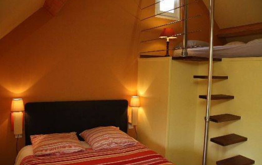 Location de vacances - Villa à Sequehart - Chambre jaune lit double et lit simple en mezzanine.