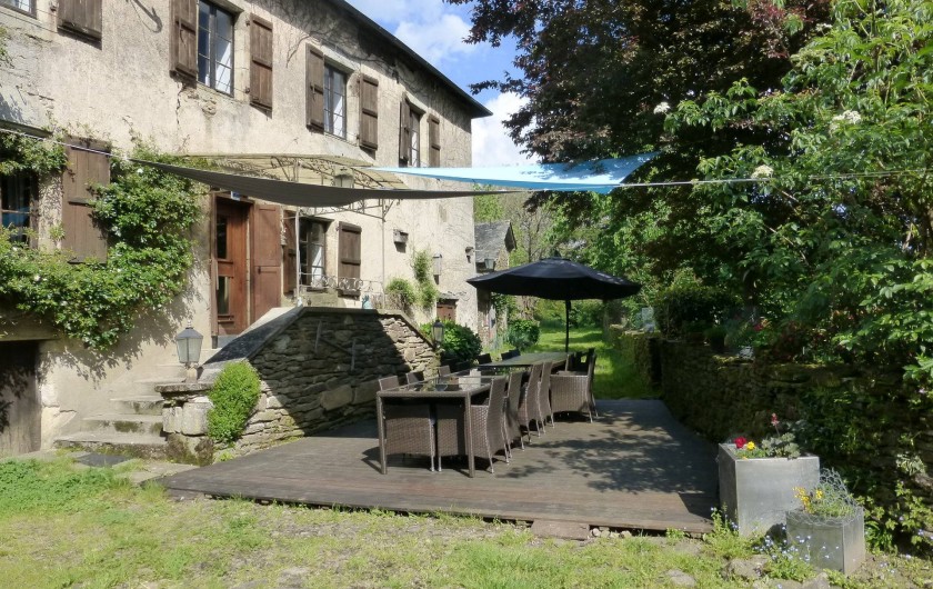 Location de vacances - Gîte à Saint-Hilaire-Peyroux - façade et terrasse principale