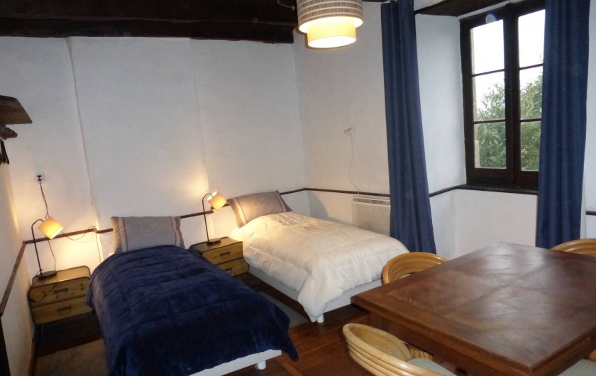 Location de vacances - Gîte à Saint-Hilaire-Peyroux - une chambre à lits jumeaux